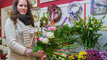 „Nejčastější kytičkou zůstává tradičně růže, lidé často kupují také gerbery nebo karafiáty," uvedla majitelka obchodu Iveta Klímová