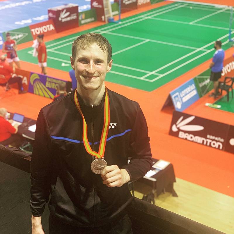 Jan Louda získal po výborných výkonech stříbrnou medaili na turnaji Spanish International, čímž se výrazně přiblížil účasti na letošním mistrovství světa v badmintonu. 