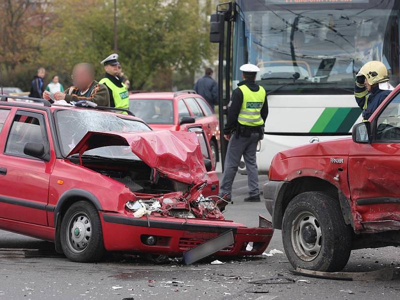 Nehoda zablokovala v pondělí po půl třetí odpoledne provoz v Tylově uliciv Plzni