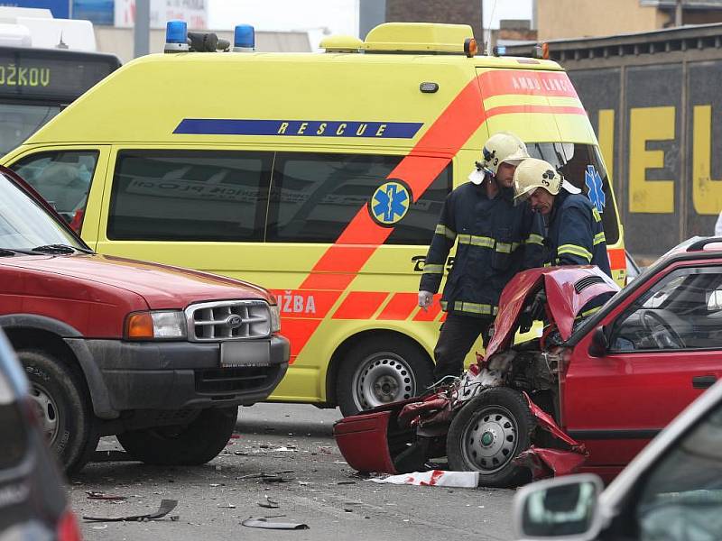 Nehoda zablokovala v pondělí po půl třetí odpoledne provoz v Tylově uliciv Plzni