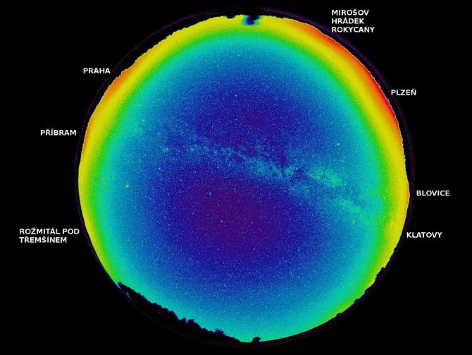 Míšov 2014. Takzvaný hemisférický snímek noční oblohy pořízený před dvěma roky v Míšově ukazuje kromě jasně viditelné Mléčné dráhy především zdroje světelného znečištění v okolí CHKO Brdy