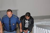 Milan Gábor nutil patnáctiletou neteř své bývalé přítelkyně šlapat a podával jí drogy. Byl odsouzen k 11 letům odnětí svobody.