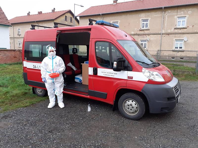 Proškolený tým příslušníků Hasičského záchranného sboru Plzeňského kraje začal v pátek fungovat jako mobilní tým na odběr vzorků pro laboratoře.