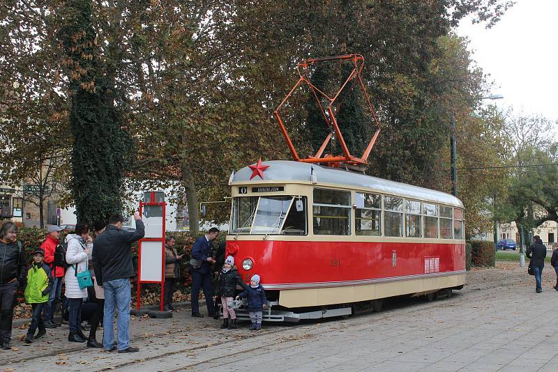 Tramvaj T1 z druhé poloviny padesátých let v Plzni jezdila až do roku 1987. Jízdenka stála o víkendu symbolických 28 korun.