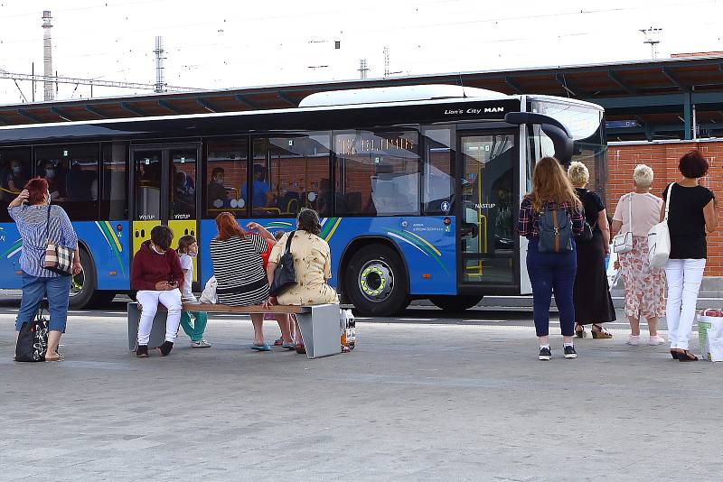 Společnost Arriva provozuje linkovou dopravu novými autobusy v barvách kraje.