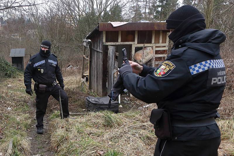 Strážnici městské policie Plzeň ve středu kontrolovali příbytky lidi bez domova, kteří přebývají na území města. Při pravidelné obchůzce policisté mimo jiné zjišťují totožnost navštívených bezdomovců a porovnávají jí s registrem hledaných osob.