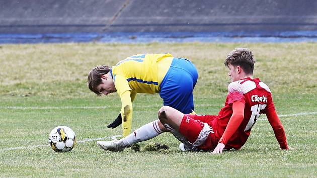 FORTUNA divize A (17. kolo): SK Petřín Plzeň (na snímku fotbalisté v červených dresech) - SENCO Doubravka (žlutí) 4:0.