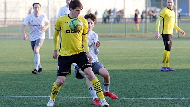 Krajský přebor (18. kolo): TJ Sokol Lhota (na snímku fotbalisté ve žlutých dresech) - SK Rapid Plzeň 2:0.