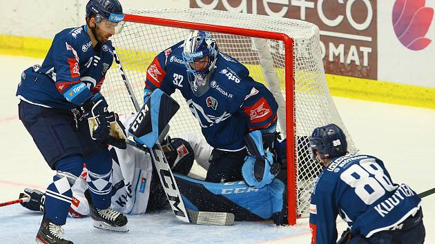 Ze zápasu 11. kola hokejové Tipsport extraligy HC Škoda Plzeň (v modrém) -  Bílí tygři Liberec 3:1