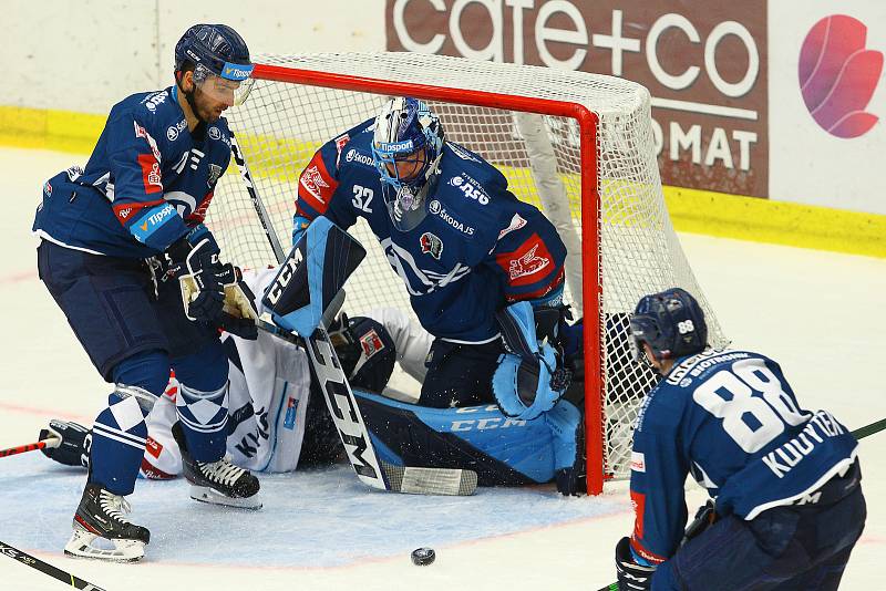 Ze zápasu 11. kola hokejové Tipsport extraligy HC Škoda Plzeň (v modrém) -  Bílí tygři Liberec 3:1