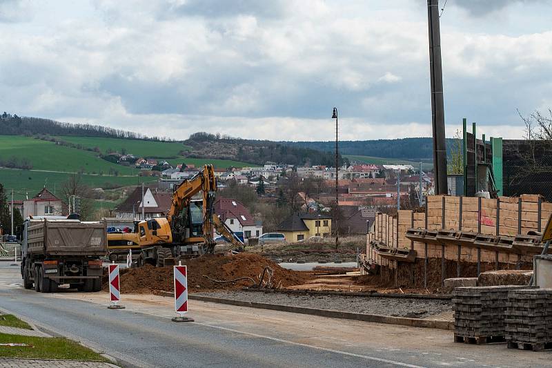 Práce v okolí železniční zastávky Plzeň-Koterov.