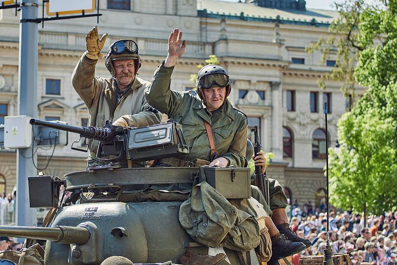 Plzeň – Konvoj svobody s více než 250 historickými vojenskými vozidly projel centrem města a zakončil letošní Slavnosti svobody. Přehlídky si zúčastnili i tři američtí a dva belgičtí účastníci osvobození v roce 1945, kterým mávaly tisíce lidí.