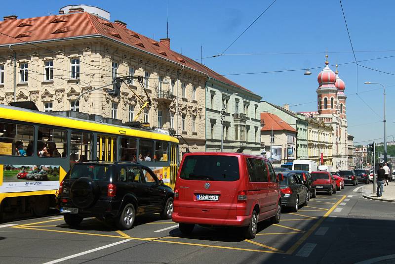 Na hlavních plzeňských křižovatkách je nově instalováno vodorovné dopravní značení, upozorňující řidiče na ponechání volného prostoru v křižovatkách. Snímek je z Klatovské třídy.