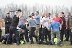 V areálu letiště v Líních nacvičovali těžkooděnci zásah proti demonstrantům i squaterům