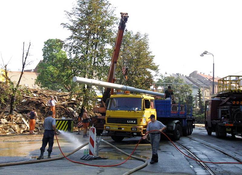 31. srpna 2002, stavba nového trakčního vedení pro tramvaje v prostoru U Zvonu