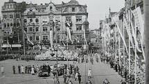 Motocykly 803rd MP Company na přehlídce v Plzni 15. 6. 1945.