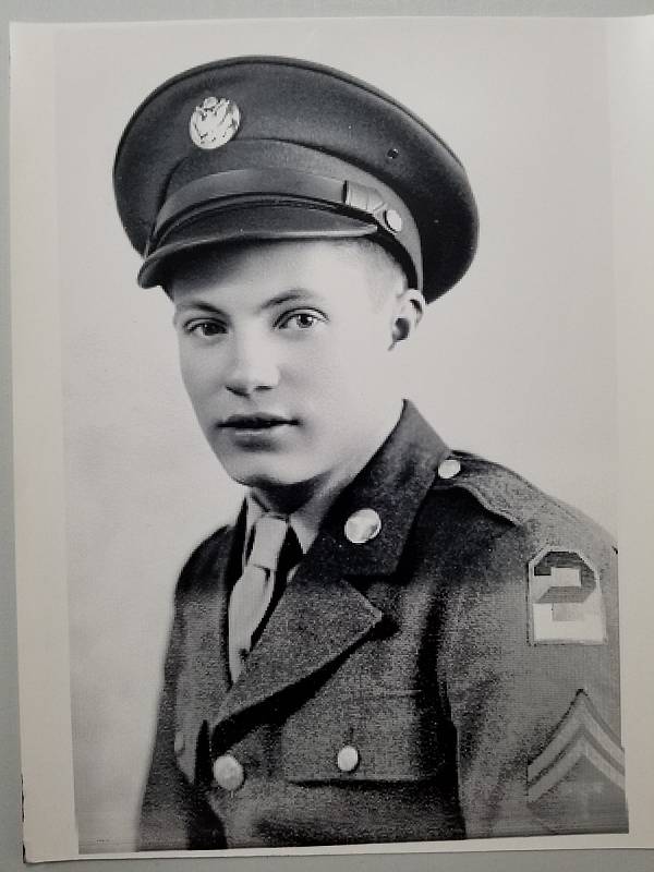 Howard Maynard Klitgaard po základním výcviku v roce 1943.