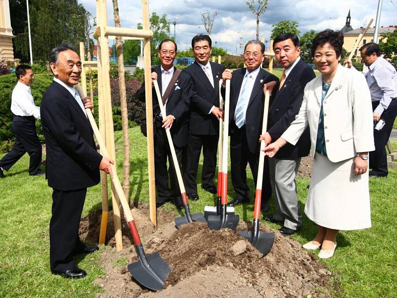 Japonská delegace v pondělí zasadila před plzeňským Peklem sakury věnované partnerským městem Takasaki