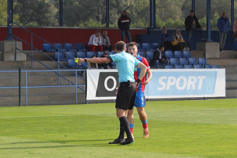 Fotbalisté FC Viktoria Plzeň B (na archivním snímku fotbalisté v červenomodrých dresech) vyhráli v Českých Budějovicích s béčkem SK Dynamo 3:0 a vyšvihli se na první místo ČFL.