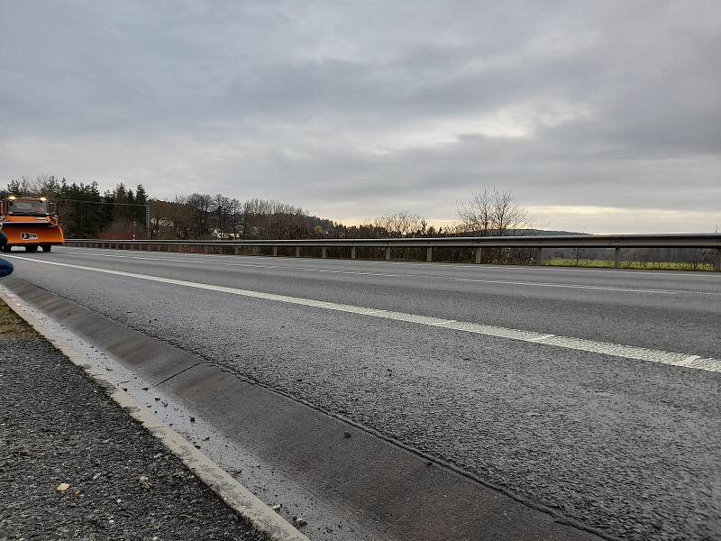 Estakáda u Třemošné je v tomto období jedním z nejnebezpečnějších míst pro řidiče. ŘSD varuje řidiče před vznikající námrazou.