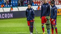 Jan Sýkora se zranil při utkání s pražskou Slavií, po něm už fanouškům děkoval s ortézou na levé noze.