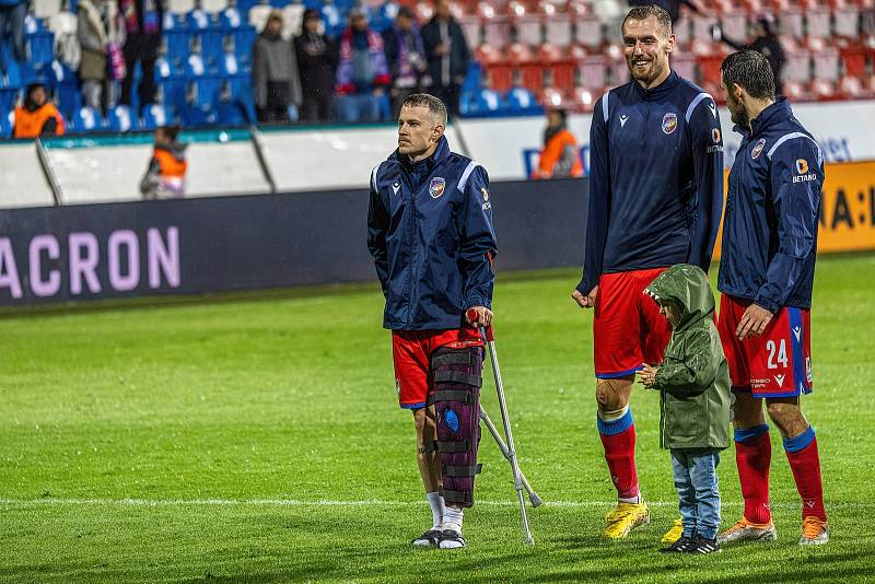 Jan Sýkora se zranil při utkání s pražskou Slavií, po něm už fanouškům děkoval s ortézou na levé noze.