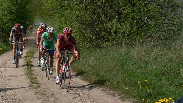 Perfektní asfaltový povrch?  Při Velké ceně Herning v Dánsku zapomeňte.  Minimálně  na  sedmnácti  úsecích, které  cyklisté  zdolávají po polních cestách