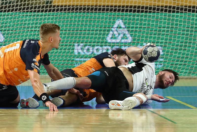2. zápas finále play-off extraligy házené: Talent tým Plzeňského kraje (oranžovočerní) - Baník Karviná