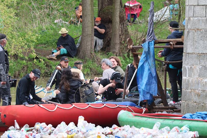 Natáčení snímku Citlivý člověk u Chotěšova na Plzeňsku, při němž filmaři nechali v jedné ze scén shořet ikonickou chaloupku na mostním pilíři.