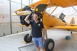 Předseda spolku Classic Trainers u svého Boeingu Stearman v Hangáru 3 na letišti v Líních.