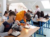 Nové učebny přírodopisu, hudební výchovy včetně vlastního nahrávacího studia a digitálních technologií využívají nově žáci 17. ZŠ v Plzni na Roudné