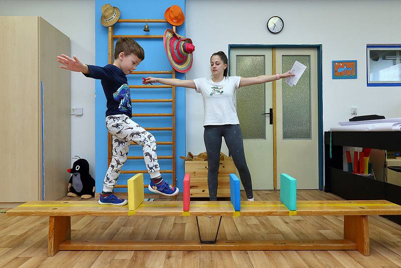Testování pohybových dovedností předškoláků v plzeňských mateřských školách zajišťuje zábavnou formou v rámci projektu Pohyb 1P Nadace sportující mládeže. Naše snímky jsou ze 70. MŠ ve Waltrově ulici ve Skvrňanech.