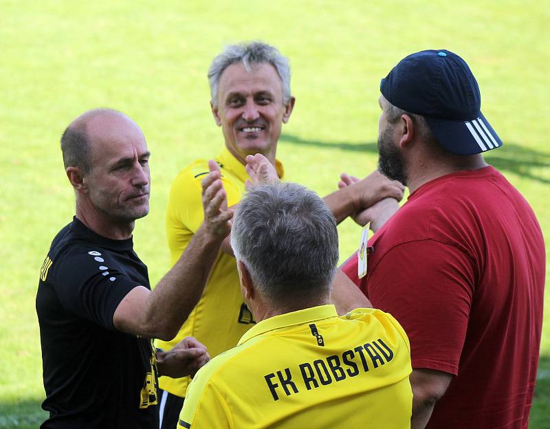 Fotbalisté FK ROBSTAV Přeštice (na snímku hráči ve žlutých dresech z podzimního utkání proti Domažlicím).