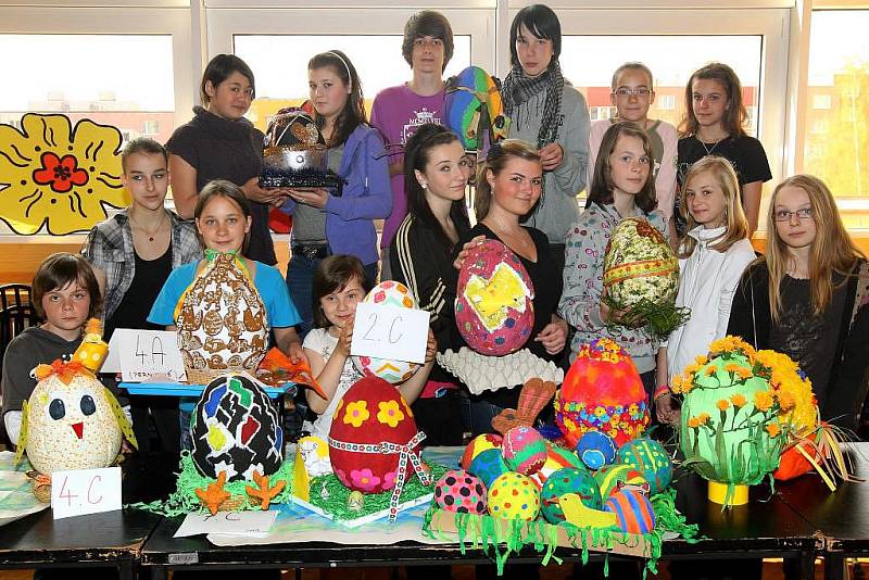 Výstava netradičních kraslic, jak je vidí žáci, se konala v aule 1. základní  školy v Plzni–Lochotíně