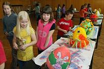 Výstava netradičních kraslic, jak je vidí žáci, se konala v aule 1. základní  školy v Plzni–Lochotíně