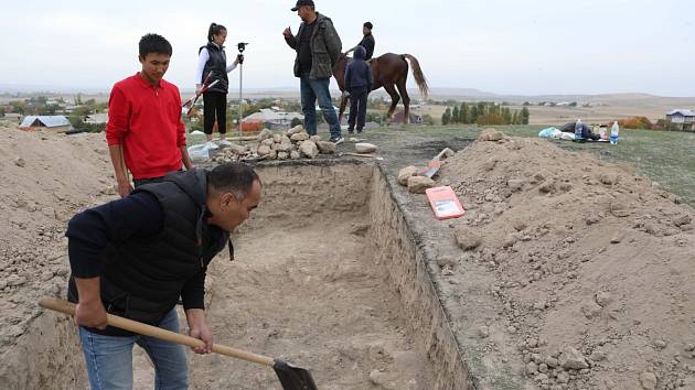 Z archeologického výzkumu v Jižním Kyrgyzstánu - jeden ze sídlištních pahorků.