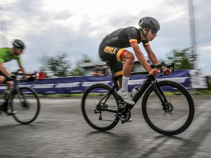 Junior Jakub Elbadri vyhrává závěrečný spurt před Robertem Kobrem.