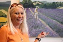 Levandulové pole v Provence. Daniela Straková u svého autoportrétu