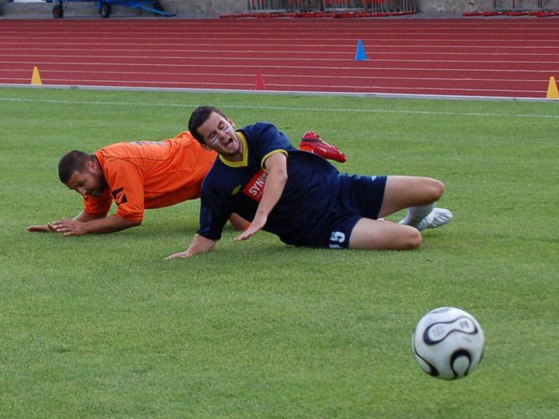 Fotbalisté  Domažlic, na snímku  vpravo Tomáš Bahleda,  museli na úvod nové  sezony  spolknout   domácí  remízu se Strakonicemi  a  zítra se představí na  hřišti Vejprnic. 
