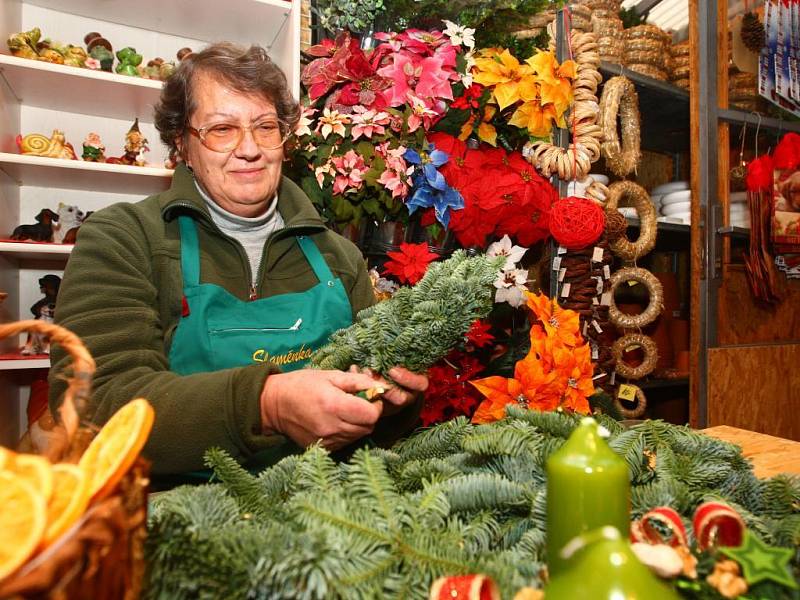 Výrobu adventních věnců předvedla ve Slaměnce Lída Hurtová, která připravuje věnce i na památník v Lidicích