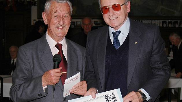 Jiří Lopata (vpravo) na snímku z roku 2006, kdy převzal na setkání plzeňské fotbalové Staré gardy blahopřání k 70. narozeninám, vlevo tehdejší sekretář SG Jiří Kobylinský.