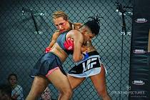 MARTINA JINDROVÁ (čelem) se utká v americkém Orlandu s portugalskou bojovnicí MMA Cavalcantiovou.