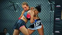 MARTINA JINDROVÁ (čelem) se utká v americkém Orlandu s portugalskou bojovnicí MMA Cavalcantiovou.