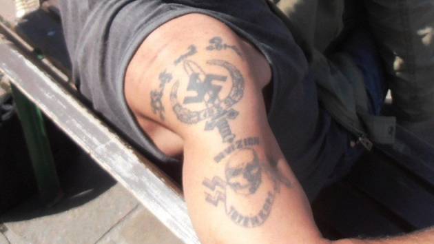 Tetování s nacistickými symboly. 