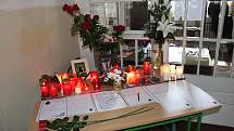 V plzeňské obchodní akademii, kterou vrah i jeho oběť navštěvovali, již vzniklo pietní místo s květinami a svíčkami, kde učitelé i spolužáci píší mrtvé Terezce vzkazy do nebe.