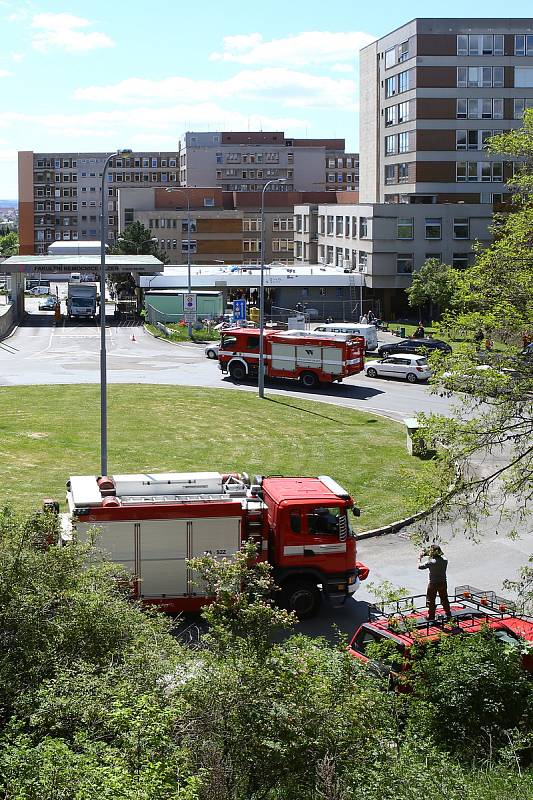 Plzenští policisté, hasiči a strážníci poděkovali lékařům, zdravotním sestrám a záchranářům za jejich nasazení v první linii při koronavirové epidemii. Zásahovými vozidly se zapnutými majáky a sirénami projeli kolem brány Fakultní nemocnice na Lochotíně.