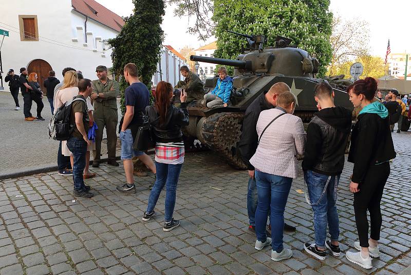 V Křižíkových sadech byly během Slavností svobody k vidění dobové vojenské kempy, tank, nákladní vozy i obrněnce, ale i polní nemocnice nebo kuchyně, ve které si účastníci vařili dle původních receptů.