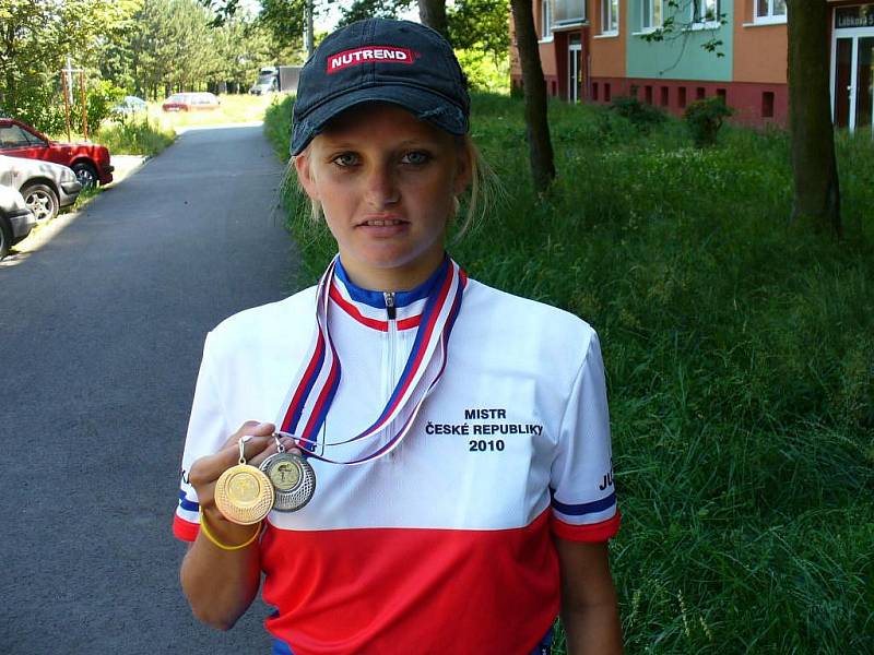 Juniorka Zuzana Šmídová ukazuje medaile,  které vybojovala na mistrovství ČR v silniční cyklistice