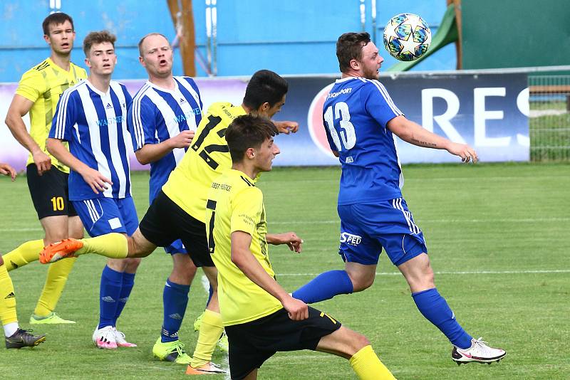 Z archivu Deníku: Fotbalisté rezervy TJ Jiskra Domažlice (v modrém) porazili na úvod jarní části krajského přeboru Baník Stříbro 7:0.