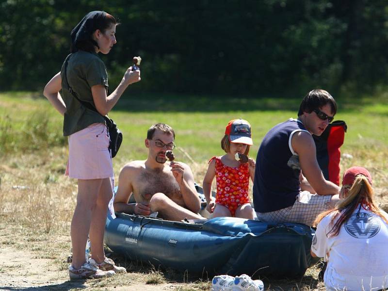 Vodáci se chystají na výjezd u Dolanského mostu na řece Berounce